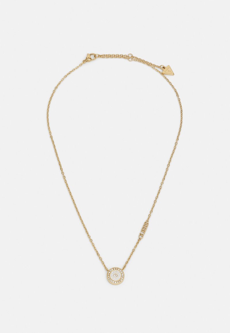 Guldkæde med en rund vedhæng med en central sten omgivet af mindre sten; delikat kædelink med lås.