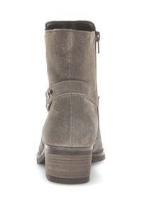 Grijze suède enkelboot met een ronde neus, een zijrits en een decoratieve band met metalen accenten. Gestapelde hak voor extra hoogte.