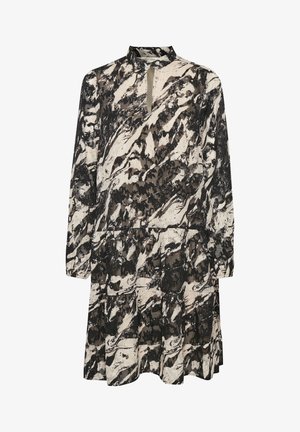 Sukienka z długimi rękawami w abstrakcyjny wzór w czerni i beżu, z dekoltem w kształcie łezki, warstwowymi elementami oraz miękkim, teksturowanym materiałem.