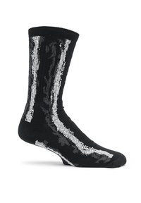 Calcetines negros con tejido texturizado, adornos de lentejuelas plateadas y patrones a rayas contrastantes a lo largo de los lados. Diseño atlético.