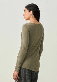 Next REGULAR FIT SLOUCH V-NECK LONG SLEEVE - Pitkähihainen paita - olive green