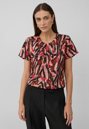 Blusa a maniche corte in tessuto setoso, con un motivo astratto rosa e rosso arricchito da dettagli neri e un collo arricciato.