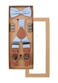 Blauer strukturierter Fliegen und passende Hosenträger mit braunen Lederdetails, in einer Pappschachtel mit silbernen Beschlägen und sechs Clips.