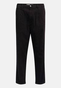 Pantalones negros de tejido suave, con corte recto, dos pliegues frontales, cierre de botón y dobladillos a la altura del tobillo.