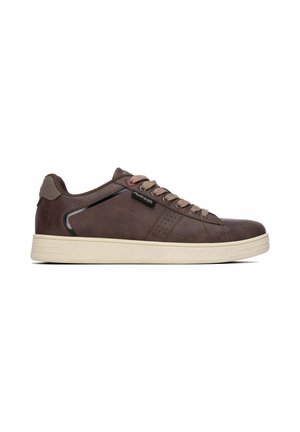 Zapatilla baja de cuero marrón oscuro con suela y cordones beige, ribete negro y pequeña etiqueta "Refresh" en el lateral.