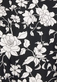Sort stof med et hvidt blomstermønster, der har store roser og delikate blomster, samt blade spredt ud over. Ligner bomuldsstruktur.