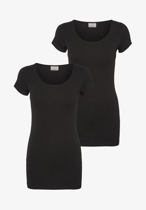 Zwarte T-shirts met korte mouwen en een ronde halslijn, gemaakt van zacht, rekbaar materiaal. Twee identieke T-shirts gestapeld in de afbeelding.