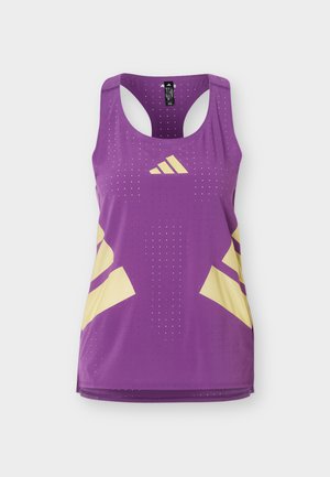 Lila Adidas versenyháton futó trikó sárga geometriai mintákkal és apró perforációkkal az anyagon.