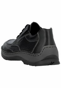 Chaussure en cuir noir avec fermeture à lacets, tige texturée, coque de protection renforcée et épaisse semelle en caoutchouc gris. Présente des coutures contrastantes.