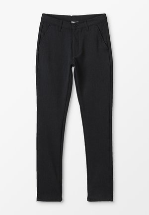 Sorte, slim-fit bukser i et blødt, denim-lignende materiale. Har forlommer og en enkelt knaplukning. Glat tekstur, ingen mønstre.