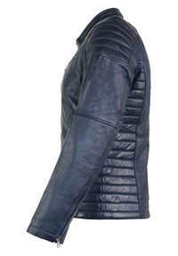 Marine leren jack met gewatteerde schouderaccenten en zijkanten, met een ritsdetail bij de manchetten en een gladde textuur.