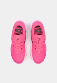 Rosa Sportschuhe mit glatter Oberfläche, atmungsaktivem Mesh-Obermaterial, schwarzen Akzenten und weißen Sohlen. Mit lebhaften Schnürsenkeln und Logo-Details.