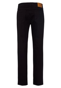 Jeans negros de pierna recta mostrados desde la parte de atrás, con dos bolsillos traseros y una etiqueta de marca de cuero marrón en la cintura.