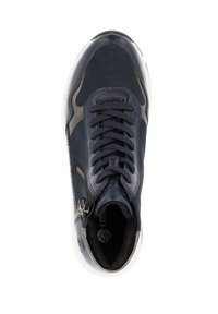 Baskets bleu marine avec un mélange de cuir et de daim, présentant un design à lacets, une fermeture éclair sur le côté et une semelle en caoutchouc texturée.