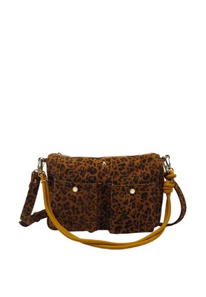 Sac bandoulière imprimé léopard marron avec deux poches avant, garnitures dorées et bandoulière ajustable avec un détail en corde jaune moutarde.
