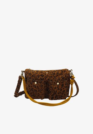 Sac bandoulière imprimé léopard marron avec deux poches avant, garnitures dorées et bandoulière ajustable avec un détail en corde jaune moutarde.