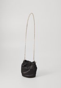 Schwarze Satin-Bucket-Bag mit gerafftem Oberteil, silberner Kettenhenkel und weicher Textur, verfügt über einen runden Boden und ein lässiges Design.
