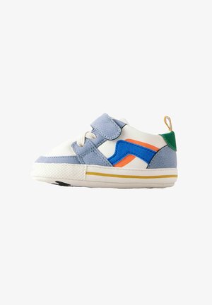 Dziecięce sneakersy z białą skórzaną cholewką, niebieskimi zamszowymi akcentami, pomarańczowymi i niebieskimi wzorami, z rzepem i teksturowaną gumową podeszwą.