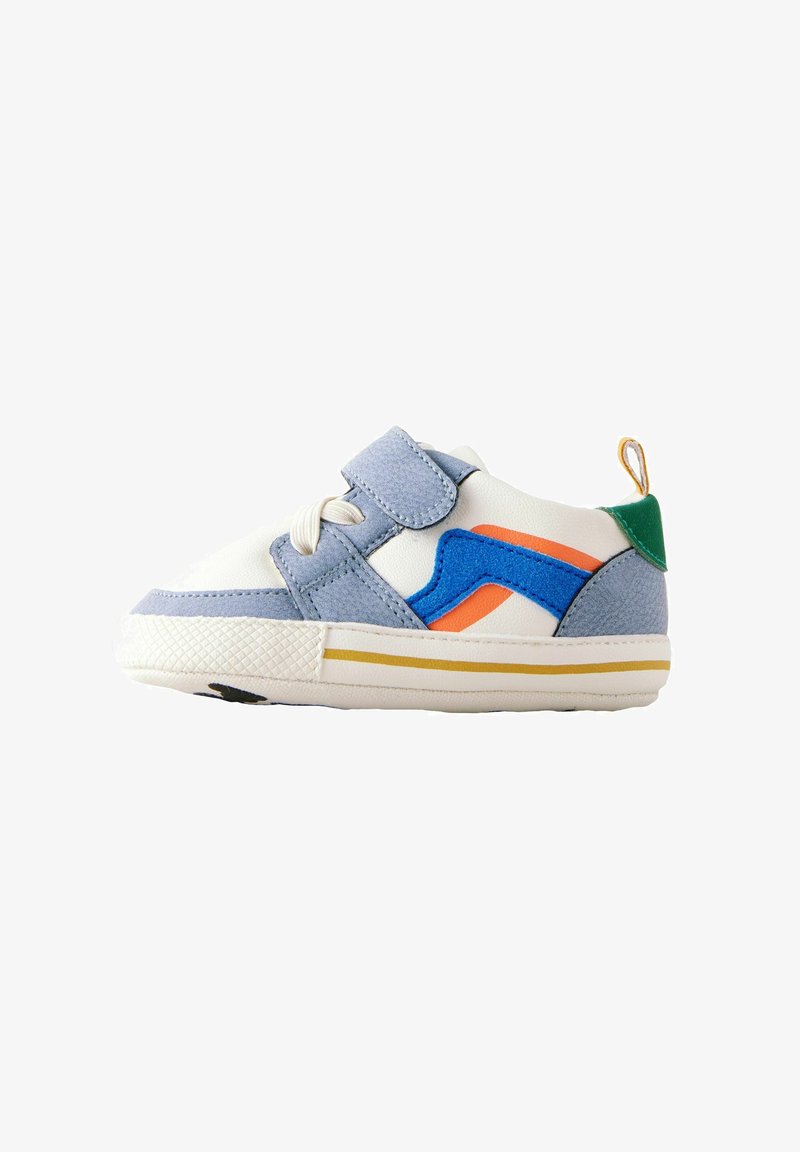 Baskets pour enfants avec un corps en cuir blanc, des accents en daim bleu, des motifs orange et bleu, une sangle Velcro et une semelle en caoutchouc texturée.