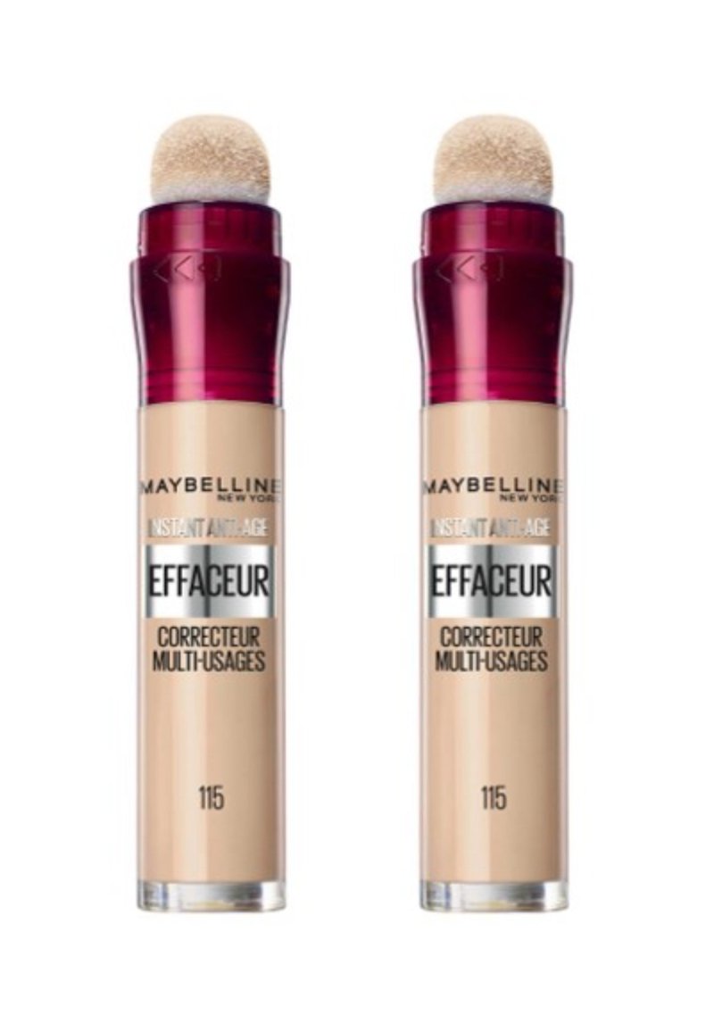 Deux tubes de correcteur Maybelline, avec un liquide beige et des applicateurs en éponge ronds, dotés de bouchons rouges et d'étiquettes argentées indiquant la teinte 115.