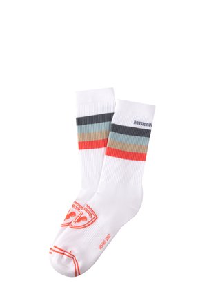 Weiße Socken mit Rippentextur, versehen mit horizontalen Streifen in Beige, Teal, Grau und Koralle; Logo in Rot im Zehenbereich aufgedruckt.