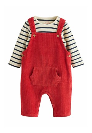 Rote Baby-Latzhosen aus Cord mit einer Fronttasche, getragen über einem langärmligen Shirt mit cream- und navyblauen Streifen.