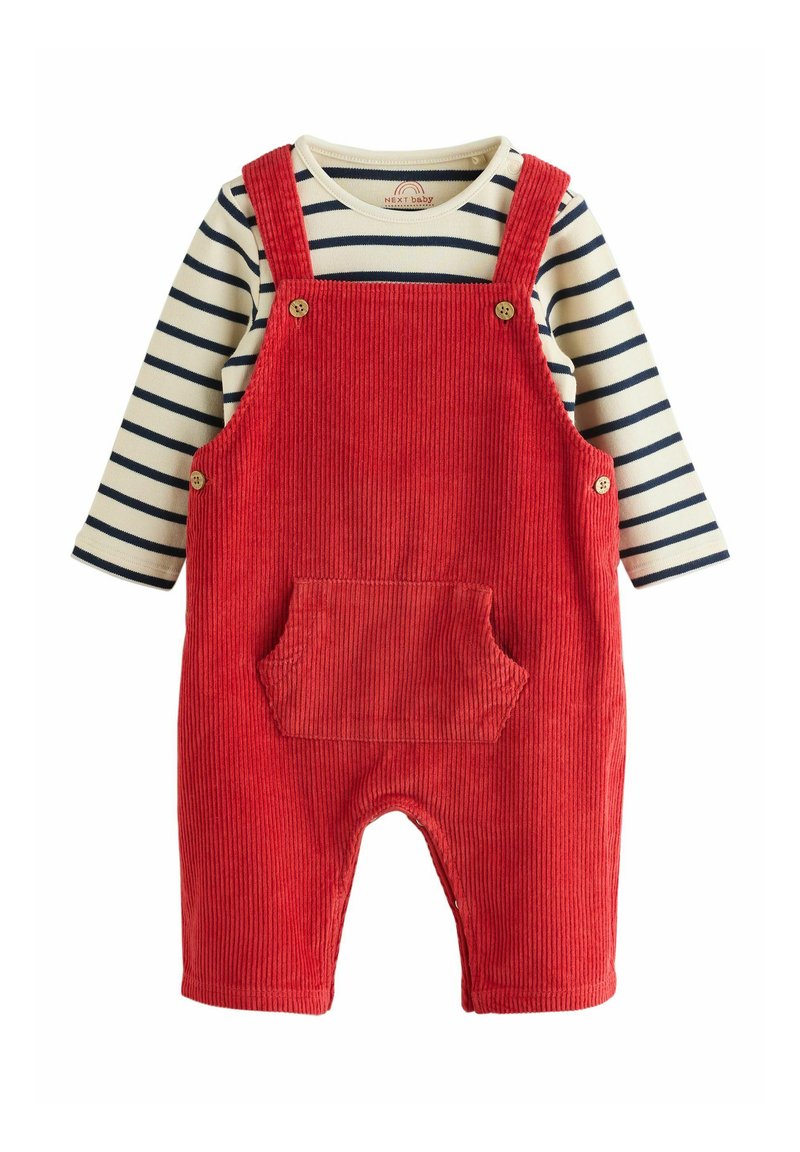 Rote Baby-Latzhosen aus Cord mit einer Fronttasche, getragen über einem langärmligen Shirt mit cream- und navyblauen Streifen.