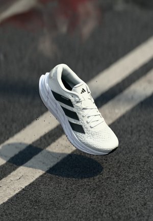 ADISTAR 4 - Løpesko for vei - core black/footwear white