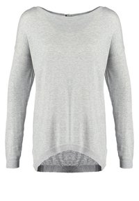 Pull en maille gris clair à manches longues avec encolure bateau et ourlet arrondi, légèrement plus long à l'arrière.