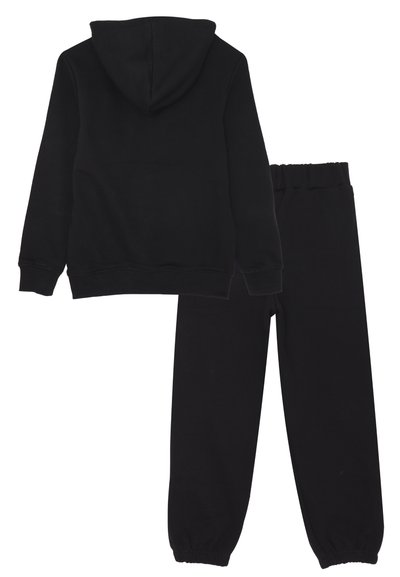 Felpa nera con cappuccio e pantaloni jogger abbinati con elastico in vita, posizionati in orizzontale, mostrando il retro della felpa e la lunghezza totale dei pantaloni.