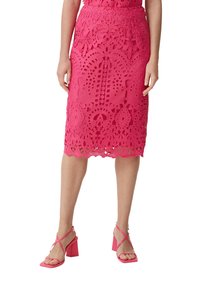 Jupe crayon rose vif en dentelle avec des motifs découpés élaborés et un ourlet festonné. Assortie à des sandales à talons carrés à lanières.