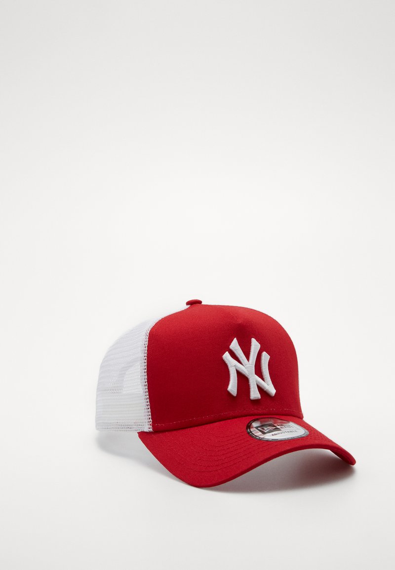 Casquette de baseball rouge avec un dos en filet blanc, ornée d'un grand logo "NY" brodé en blanc sur le devant. Visière incurvée, sangle ajustable.