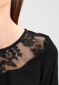 Cream Camicetta - black