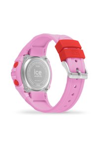Montre à bracelet en silicone rose avec un fond en acier inoxydable, des boutons d'accent rouge et une boucle en métal argenté. Résistante à l'eau jusqu'à 100 mètres.