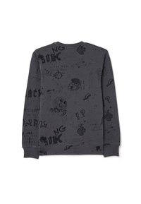 Sudadera gris oscuro con varios patrones gráficos negros, incluyendo calaveras, rayos y texto, con puños y cuello acanalados.