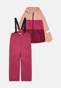 To-delt vanntett sett: hettejakke med rosa og burgunder paneler, reflekterende detaljer; rosa bukser med justerbare svarte seler.