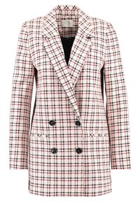 Blazer doppiopetto realizzato in tessuto intrecciato con un motivo a quadri rosa e nero. I dettagli distintivi includono bottoni neri e tasche a fazzoletto.