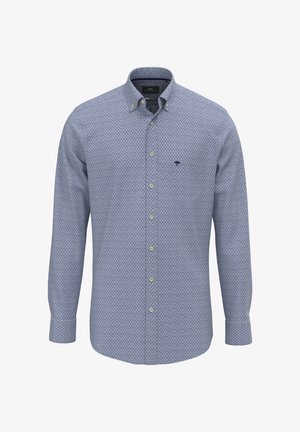 Overhemd in lichtblauwe stof met een geometrisch patroon. Voorzien van een kraag, lange mouwen en lichte knopen. Subtiel logo op de borst.