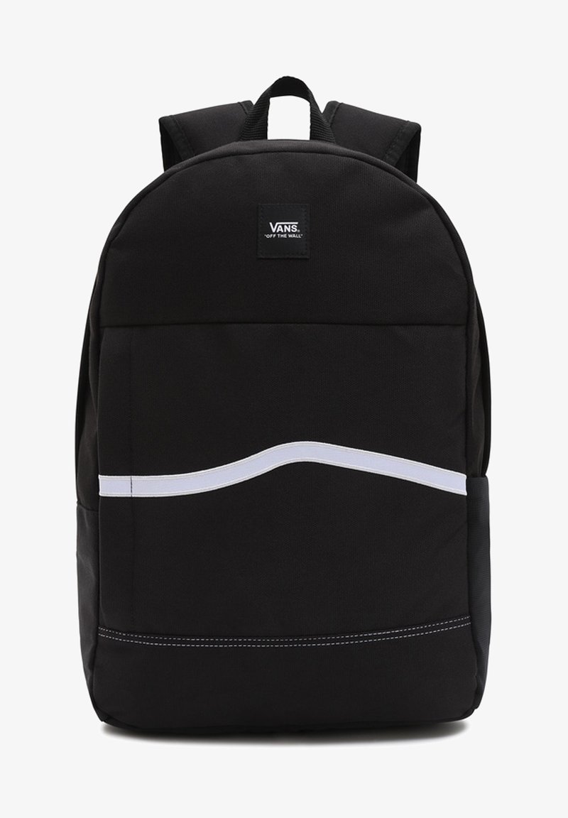 Czarny plecak wykonany z trwałego materiału, z gładkim, białym, zakrzywionym paskiem i kontrastującymi, białymi szwami. Kwadratowy kształt z wyściełanymi ramiączkami.