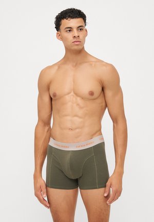 Boxer-briefs vert olive avec une ceinture douce comportant le texte "JACK & JONES" en orange. Le matériau semble lisse avec des détails de couture subtils.