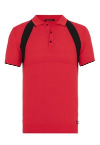 Rotes Polohemd mit einem strukturierten Zickzackmuster, schwarzen Seitenpaneelen, kurzen Ärmeln und einem Kragen mit drei Knöpfen.