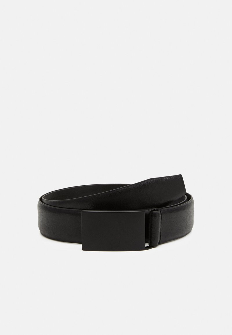 Schwarzer Leder-Gürtel mit glatter Oberfläche, ausgestattet mit einer rechteckigen, mattschwarzen Schnalle und einem klassischen, minimalistischen Design.