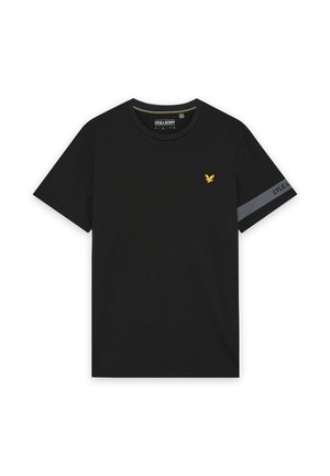 T-shirt nera a maniche corte con logo aquila giallo ricamato sul petto e banda grigia con testo sulla manica destra.