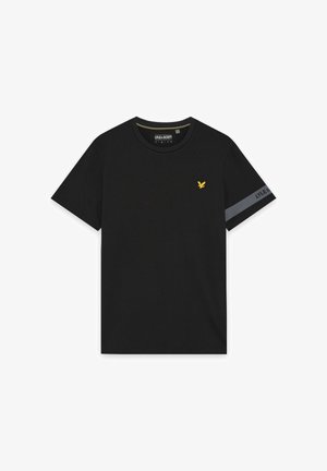 T-shirt nera a maniche corte con logo aquila giallo ricamato sul petto e banda grigia con testo sulla manica destra.