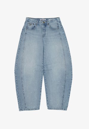 Gaiši zili džinsa bikses ar augstu jostasvietu un platām kājām, izceļoties ar izteiktām šuvēm un viegli nodilušu apdari.