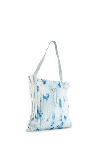 Reversible draagtas van geplooid stof, met een witte achtergrond en blauwe tie-dye vlekken, en een zachte grijze schouderband.