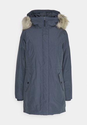 Námořnická modrá parka s kapucí lemovanou kožešinou, zipovým uzavřením, dvěma bočními kapsami a hladkým, voděodolným povrchem.