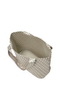 Vävd tygväska i ljusgrått, med en strukturerad yta, bred öppning och korta handtag. Inuti har den en solid beige botten.
