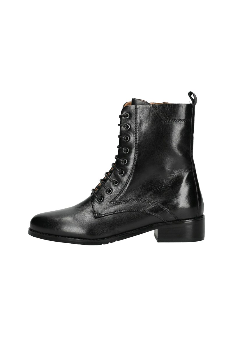Botín de cuero negro hasta el tobillo con un acabado liso, diseño de cordones, punta redonda y un tacón bajo en bloque. Presenta detalles de costura y un tirador trasero.