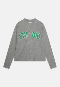 Cardigan grigio con maniche lunghe, chiusura a bottoni e testo ricamato "STUDIO" verde sul davanti. Realizzato in un morbido tessuto testurizzato.
